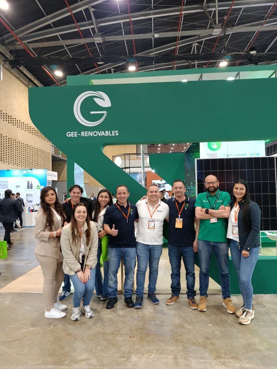 Equipo GEE-Renovables junto a marcas aliadas