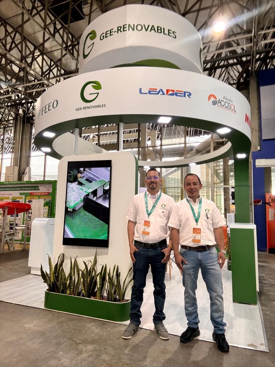 Representantes de GEE-Renovables en stand corporativo
