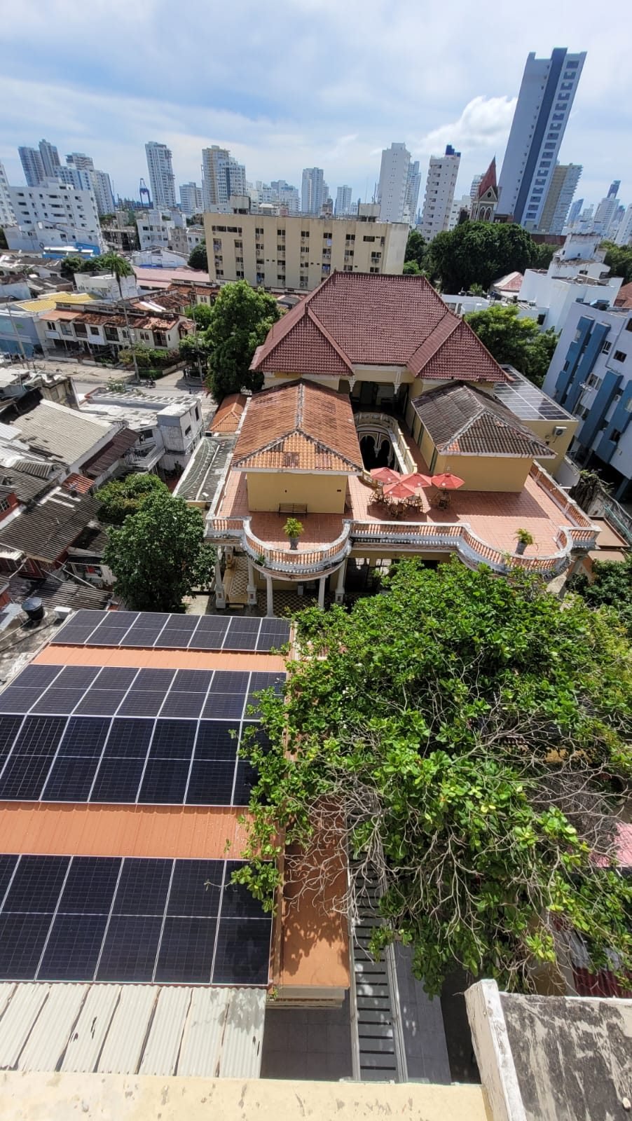 Instalación fotovoltaica real de GEE-Renovables sobre techo en Cartagena