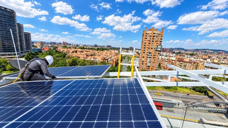 Paneles solares sobre la cubierta de un edificio institucional, vista aérea