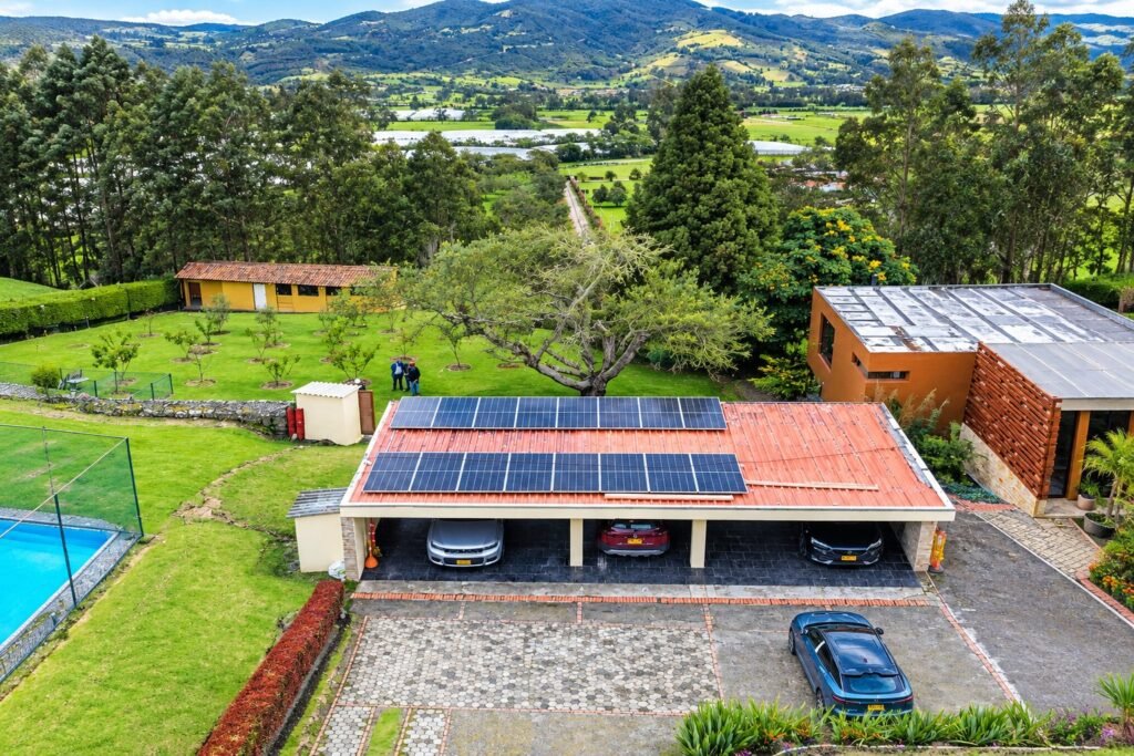 Vista aérea de la Finca Montecarmelo en Sopó con paneles solares sobre la cubierta del garaje