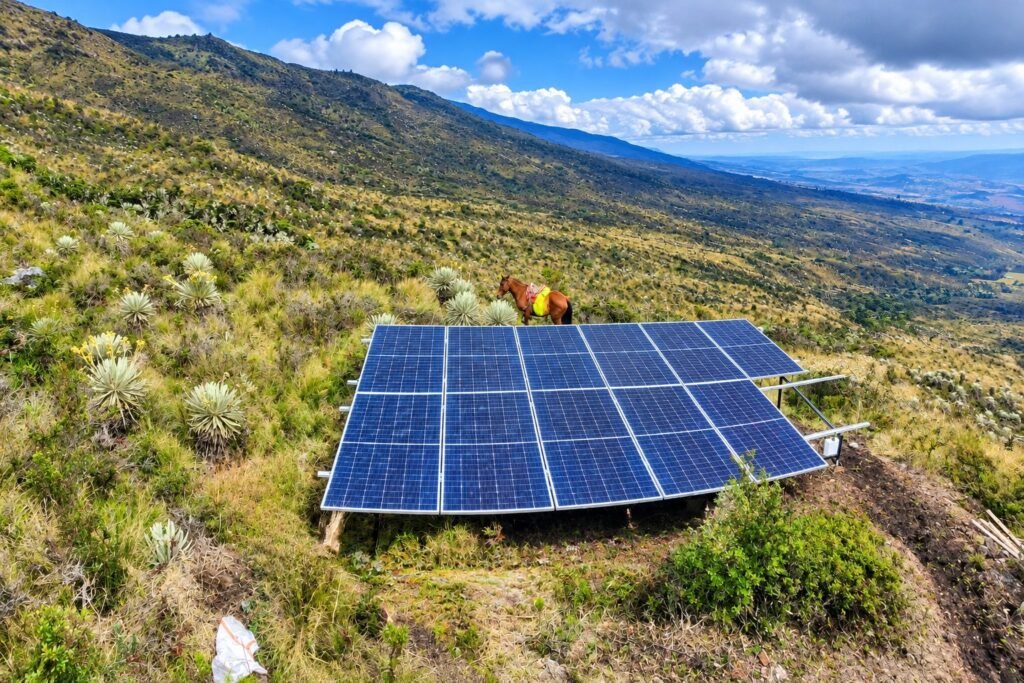Sistema de paneles solares Off-Grid instalado en una ladera del Páramo de Sumapaz, rodeado de frailejones