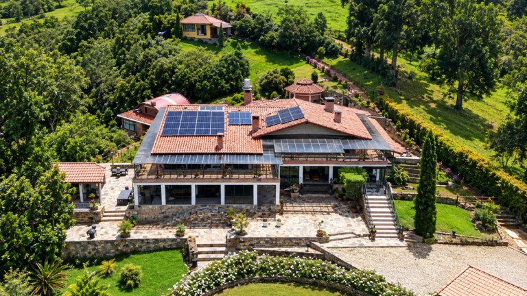 ¿Cuánto cuesta un sistema solar para casa en Colombia?